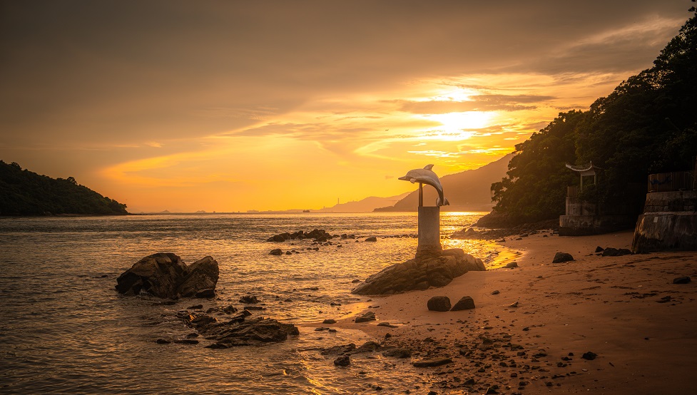 美麗風光，以及充滿動感的「奮力」中華白海豚雕像